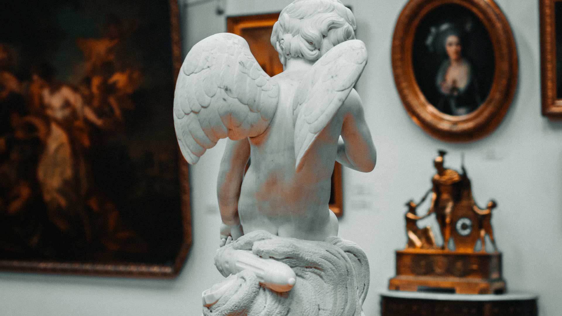 Tips-to-Live-with-Suspended-Sculptures-at-Your-Home-on-toplineblog