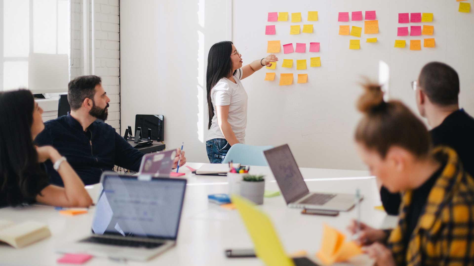 Top-5-Benefits-of-Hiring-a-Business-Advisory-Service-on-toplineblog