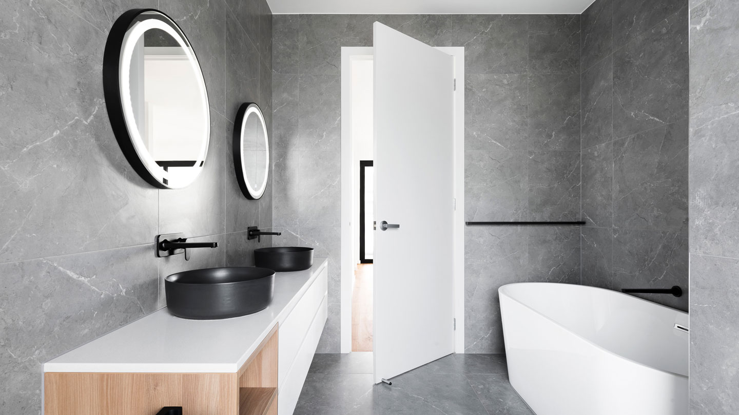 Best-Ways-to-Enlarging-Bathroom-Spaces-by-Using-Mirror-on-toplineblog-info