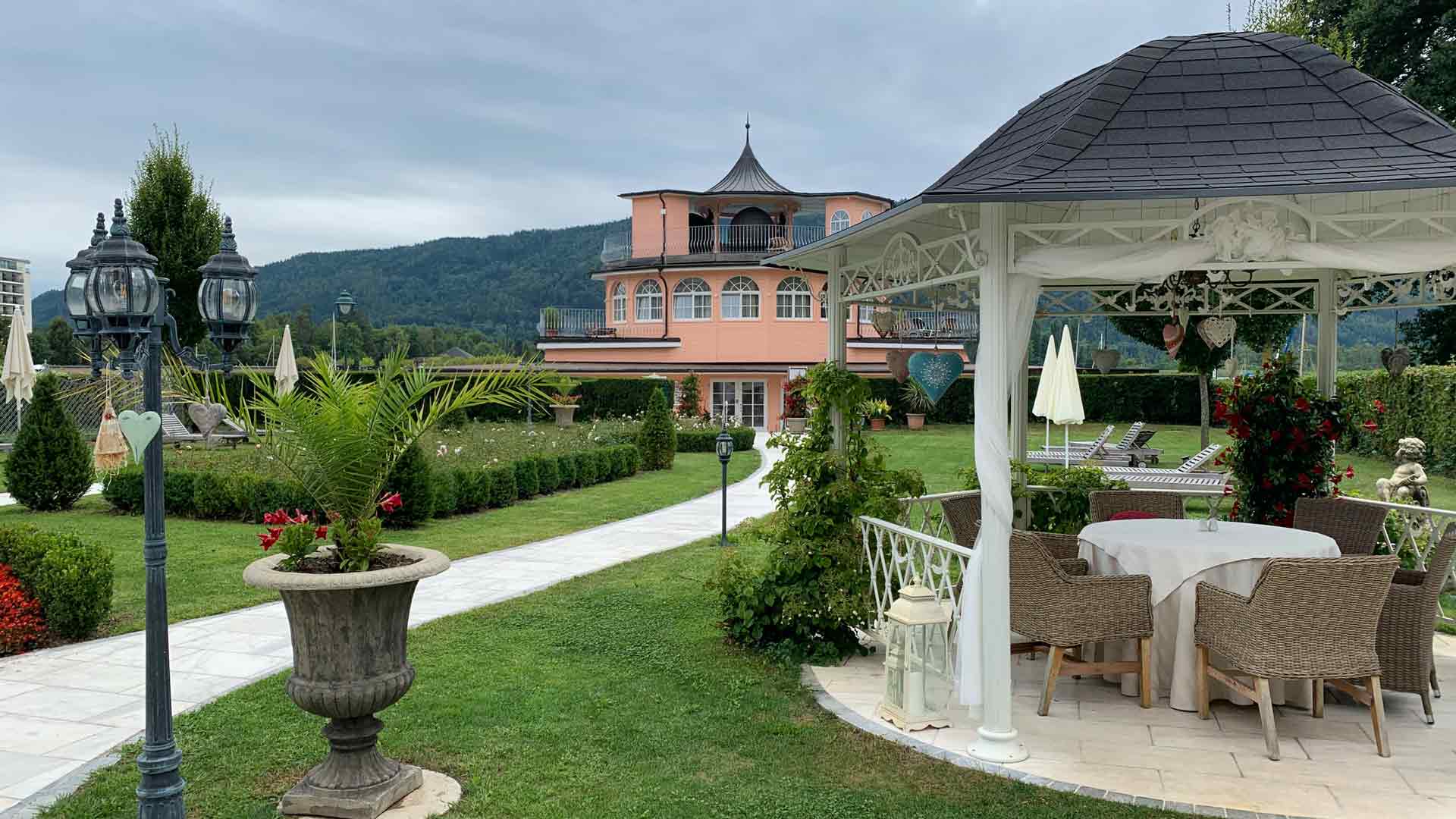 Relax-And-Unwind-In-Style-Choosing-The-Perfect-Garden-Seat-On TopLineBlog